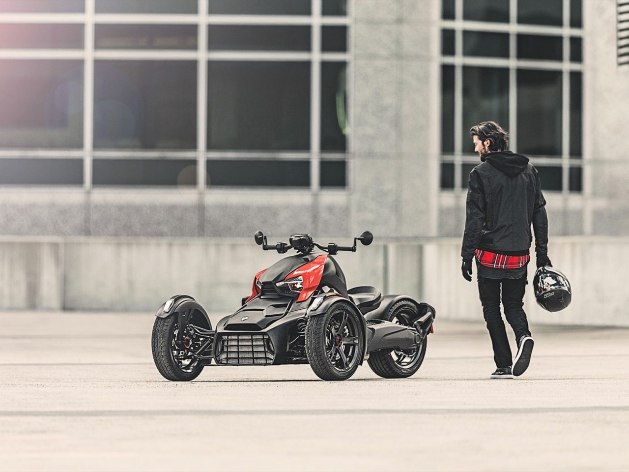 Jazdec a trojkolka Can-Am