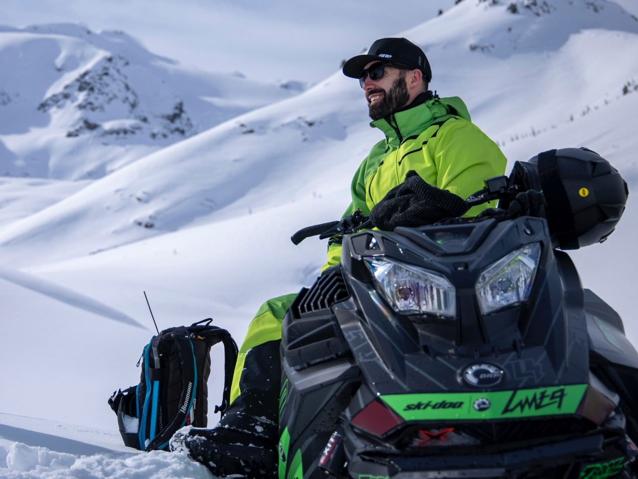 Ski-Doo ambasádor Cody McNolty sedí na svojom skútri