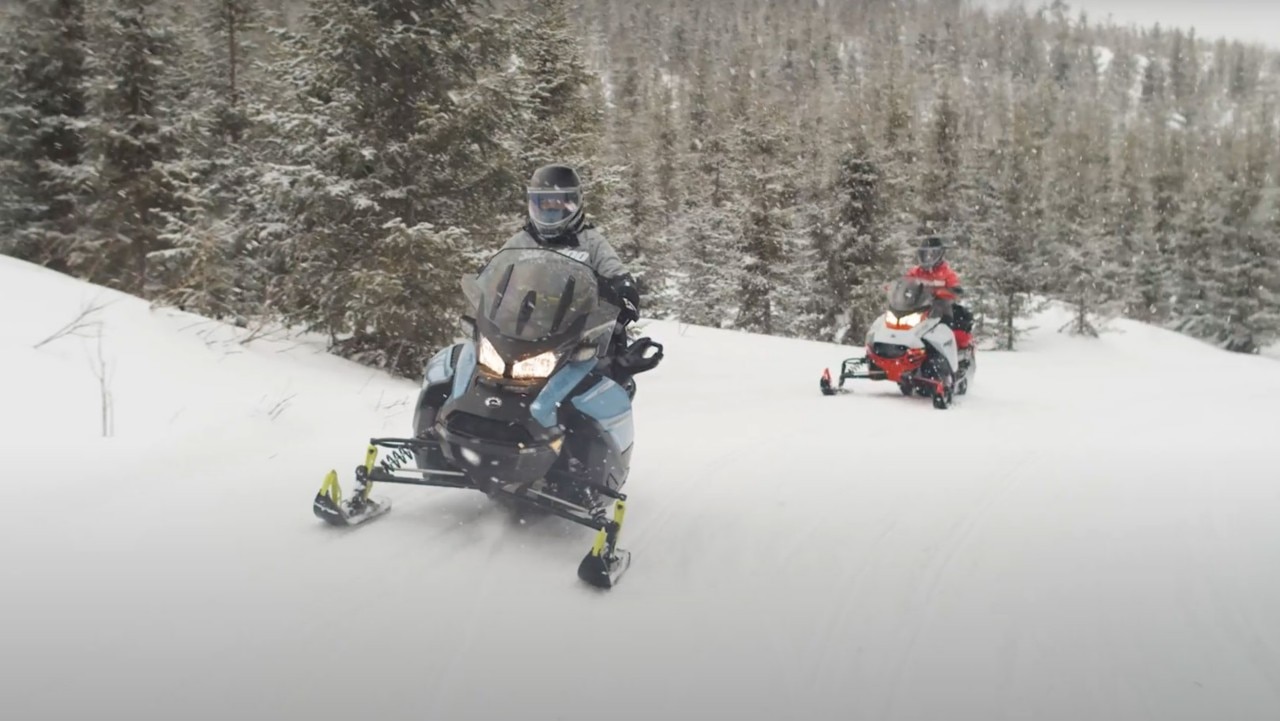 Dve ženy na Ski-Doo na traile