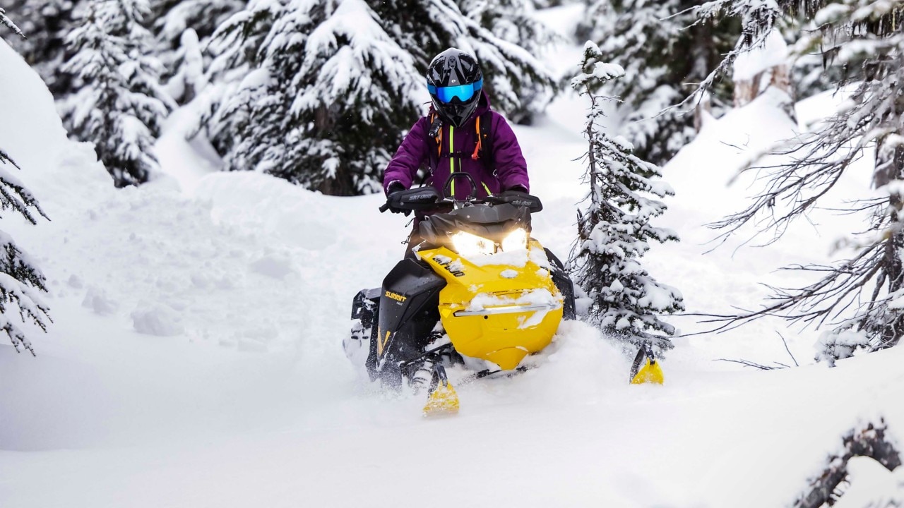 2023 Ski-Doo Summit Neo jazdí v lese