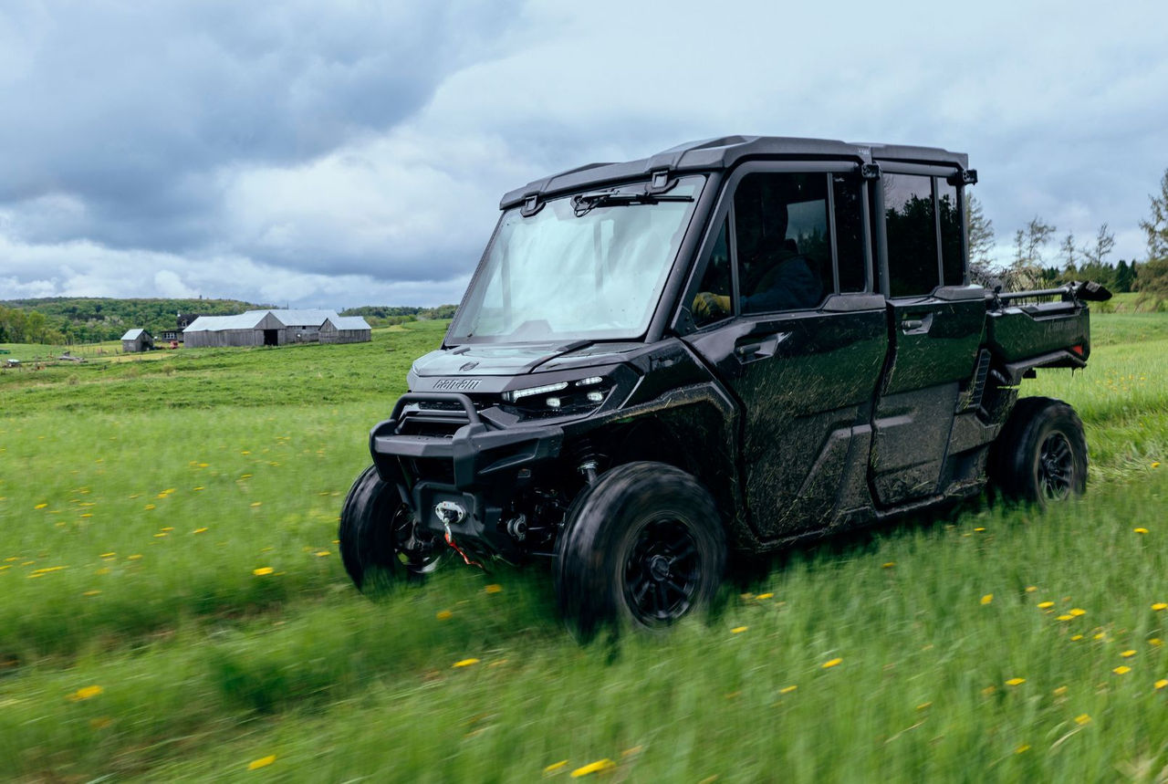 Farmár ide na Can-Am Traxter MAX po poli