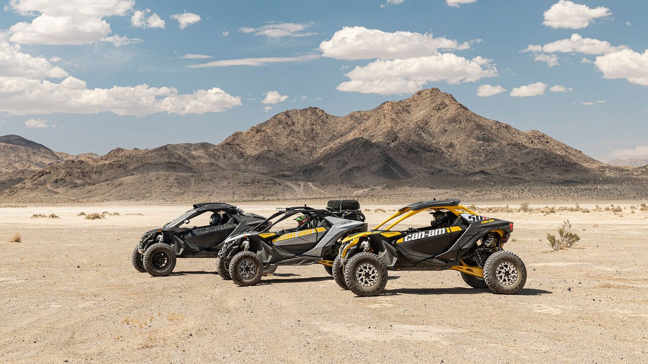 Tri rôzne 2024 Can-Am Maverick R SSV
