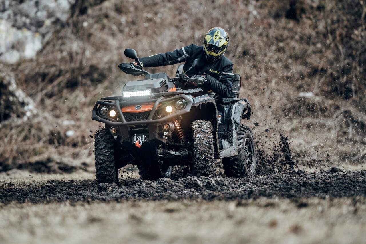 Can-Am Outlander rýchlo zatáča