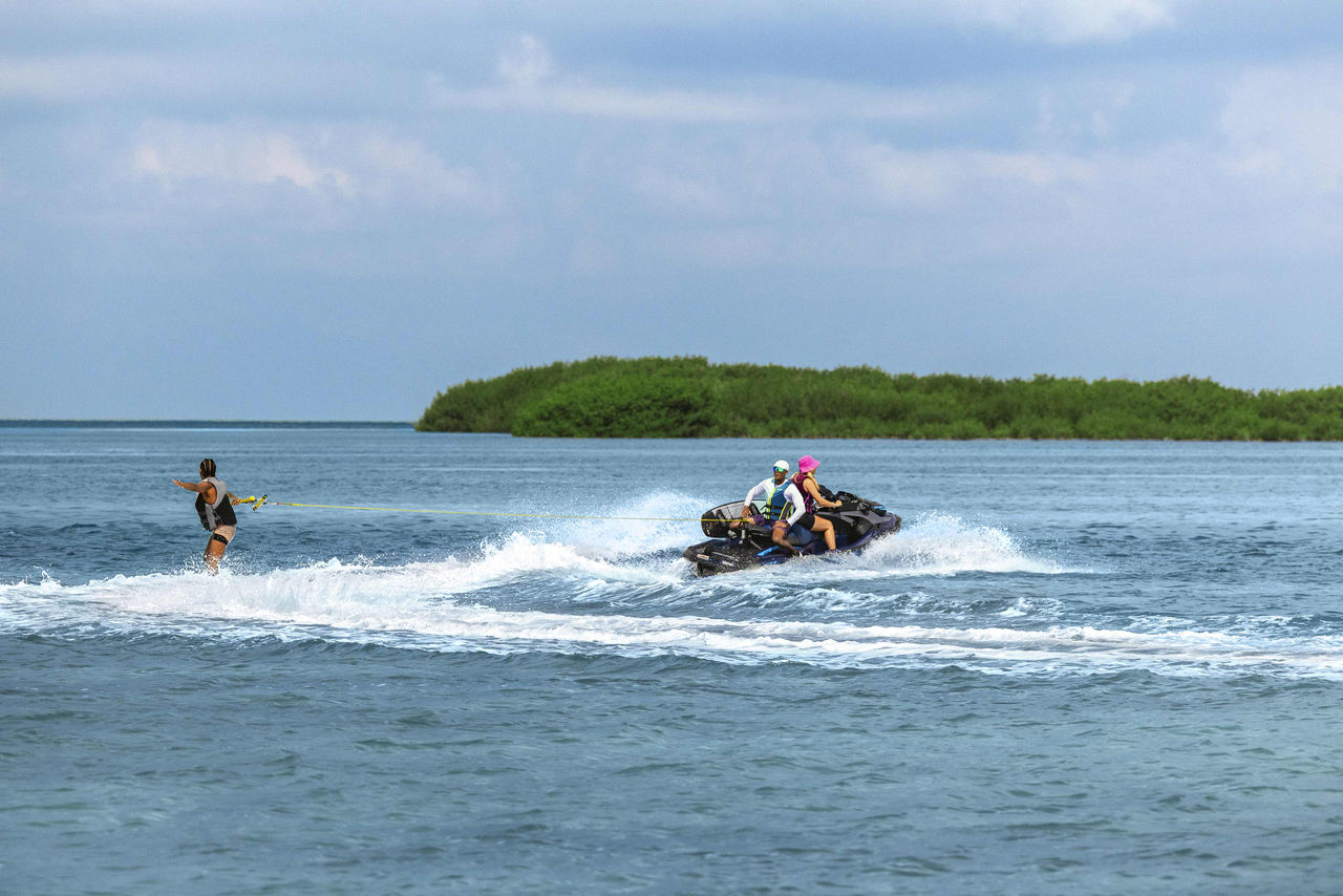 Sea-Doo GTX ťahá wakeboardera