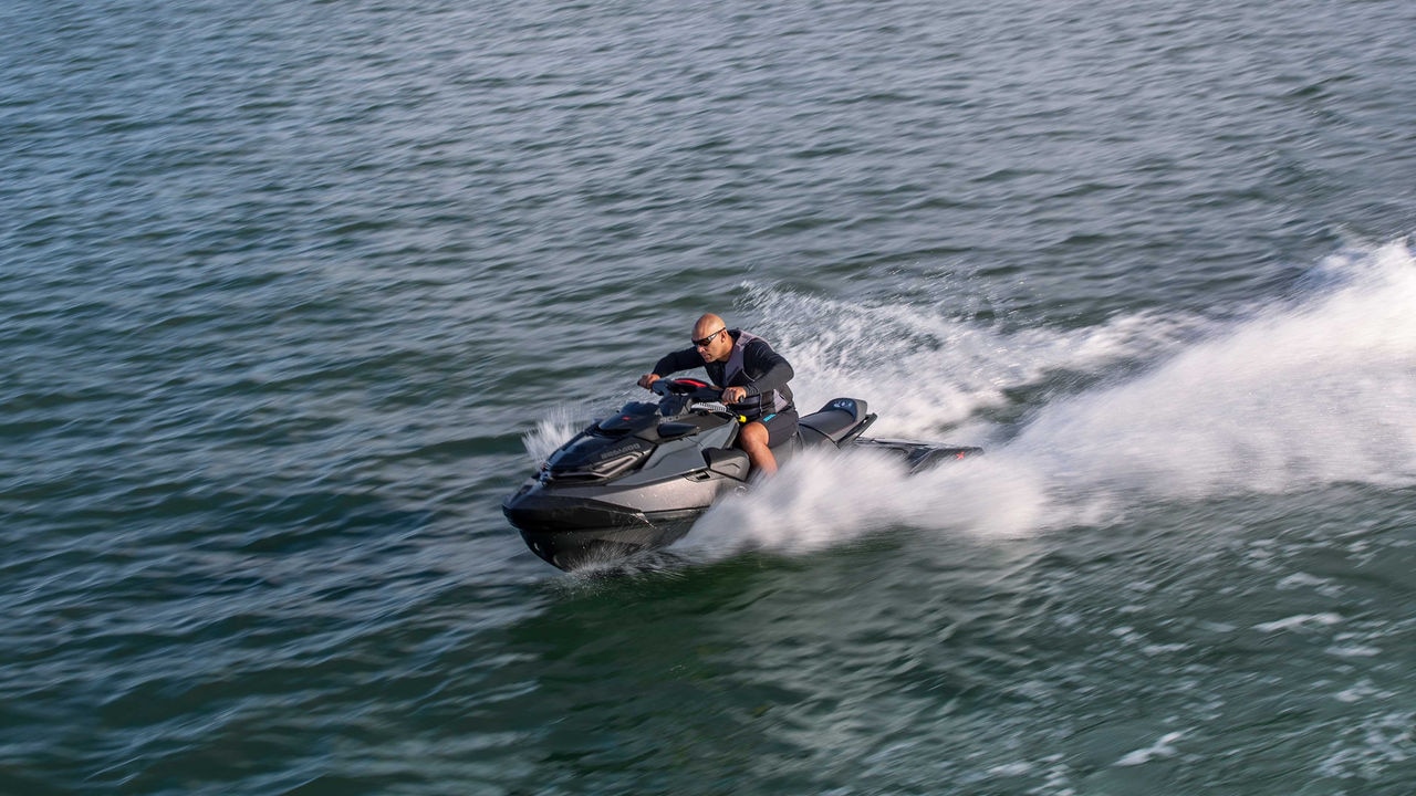 Muž ide na Sea-Doo RXT-X