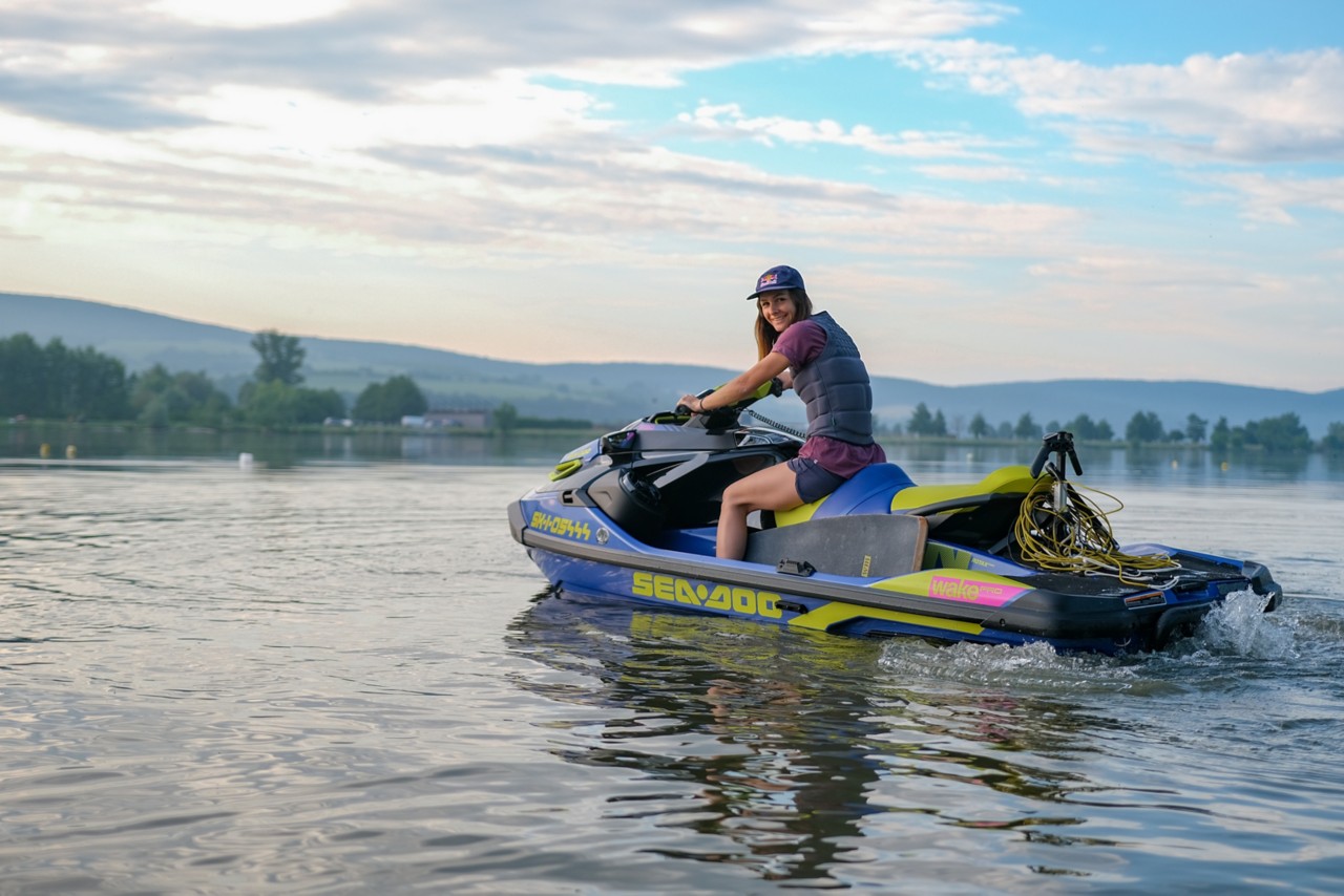 Zuzka na vodnom skútri Sea-Doo Wake PRO