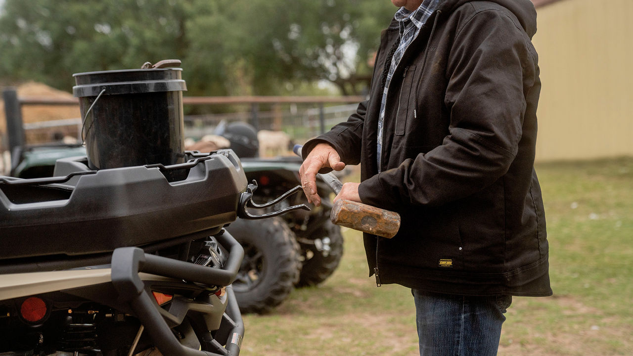 Farmár nakladá na Can-Am Outlander ATV