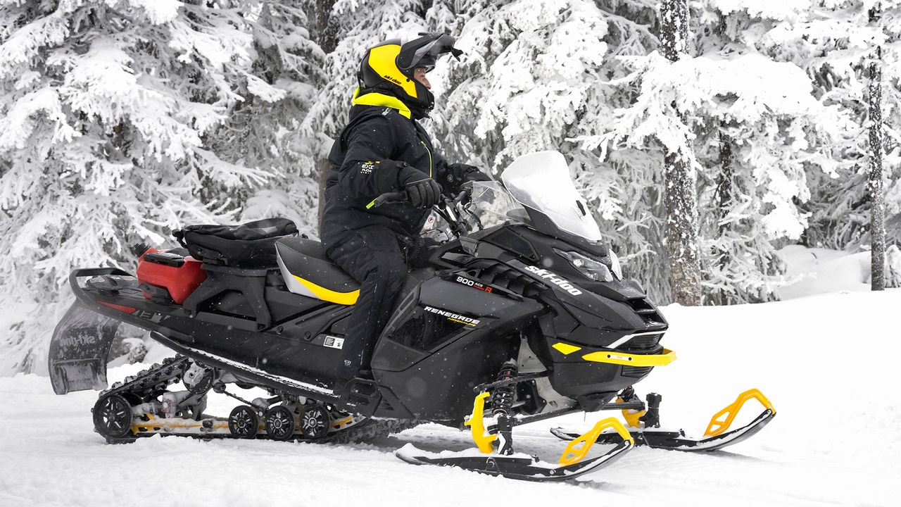 Dvaja jazdci Ski-Doo majú na sebe oblečenie Ski-Doo
