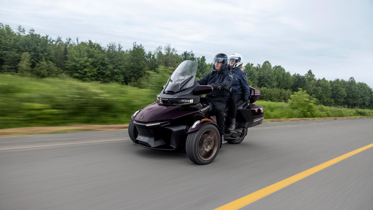Dva voznika na lepi cesti na svojem Can-Am Spyder RT letnik 2025