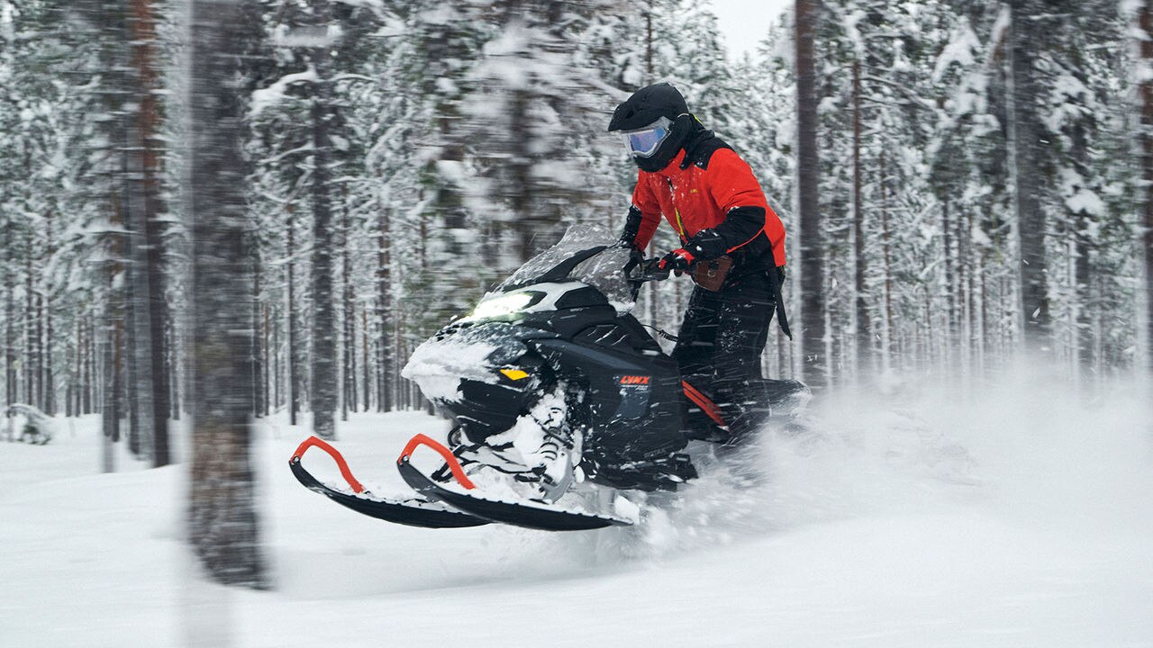 Motorne sani Lynx 49 Ranger PRO se vozijo po zasneženem gozdu