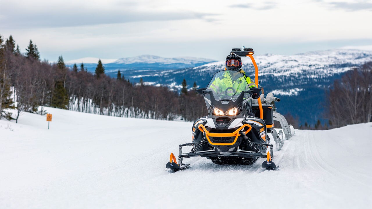  Motorne sani Lynx 69 Ranger Alpine pri vleki na smučišču