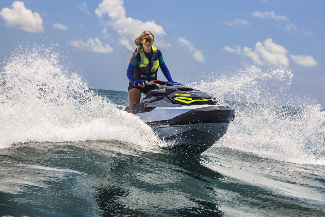 Ženska, ki vozi visoko zmogljiv Sea-Doo RXT-X RS