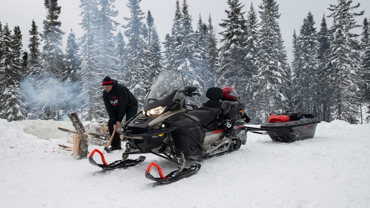 Moški dela s Ski-Doo Expedition