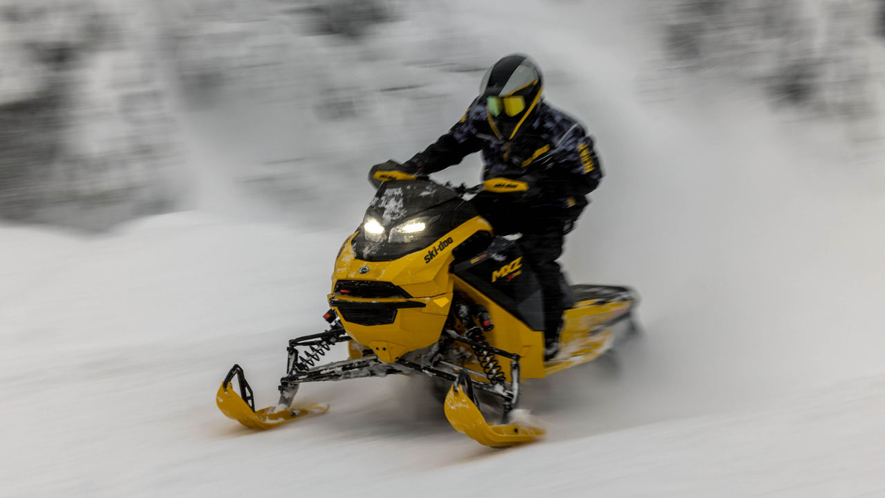 Motorne sani Ski-Doo MXZ 2025 vozijo z veliko hitrostjo