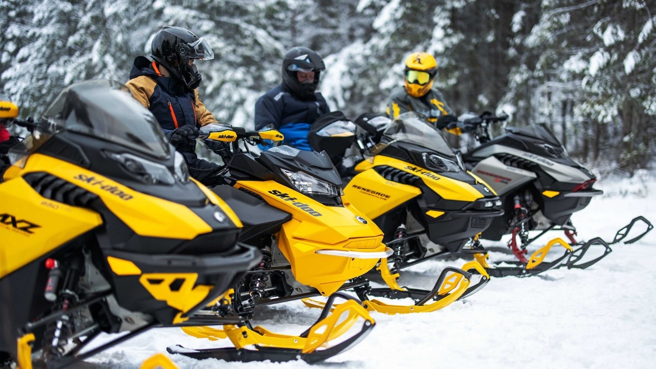 Vozniki pred vožnjo z motornimi sanmi modelov Ski-Doo iz leta 2023