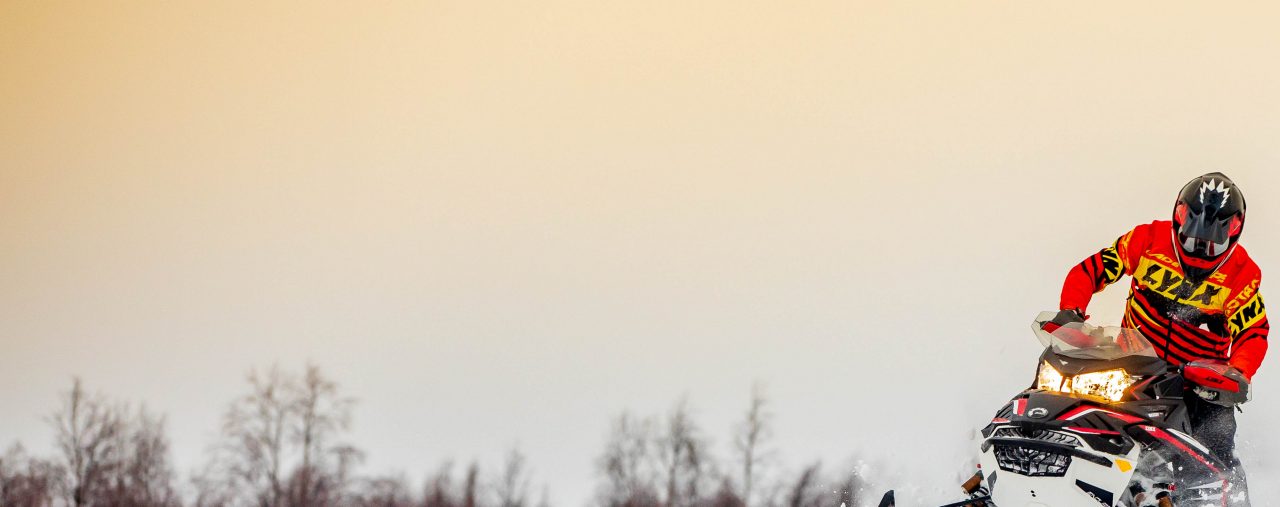  Një burrë është duke kërcyer me Modelin e tij të Rrëqebullit 2021