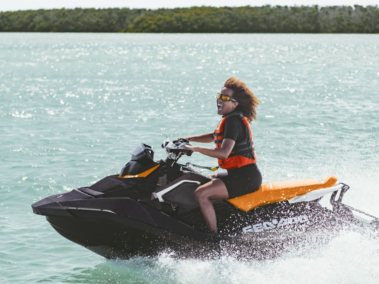 Gruaja duke shijuar Sea-Doo Spark