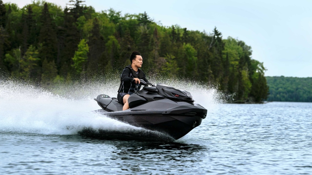 Dikush duke hipur në një automjet Sea-Doo