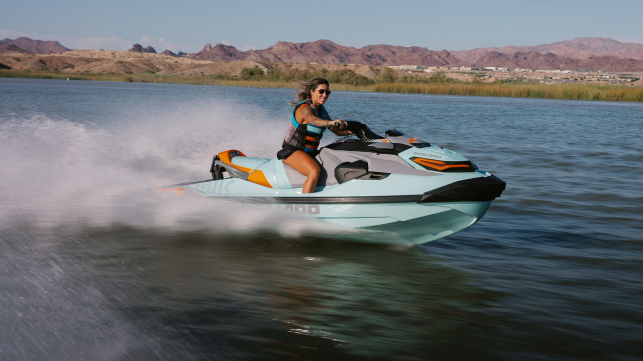 Nje burre duke ngasur një motorr Sea-Doo