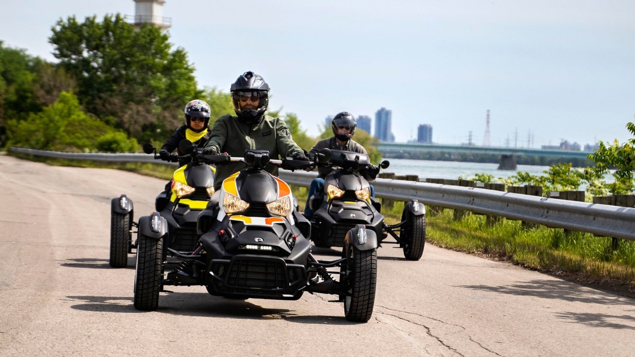 Nje grua duke ngasur një Can-Am Ryker