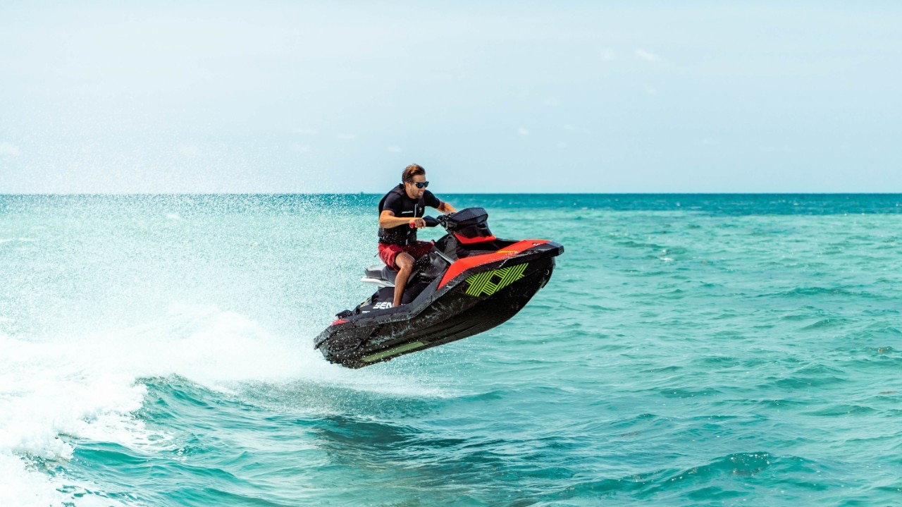 Nje njeri duke kercyer me motorr uji Sea-Doo Spark Trixx