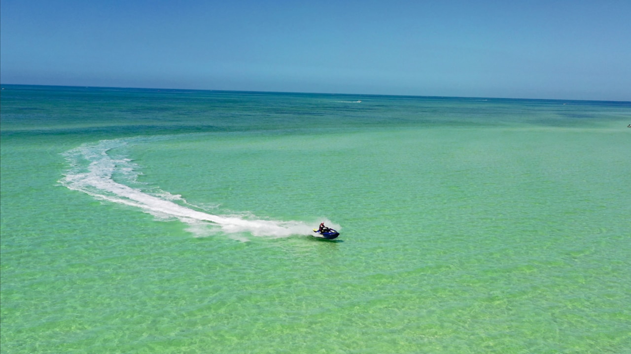 Pamje nga zogu i një burri duke hipur në një Sea-Doo