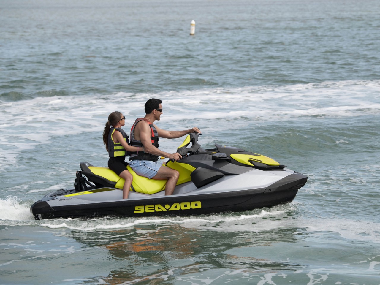 Çifti hipur në një Sea-Doo GTI SE