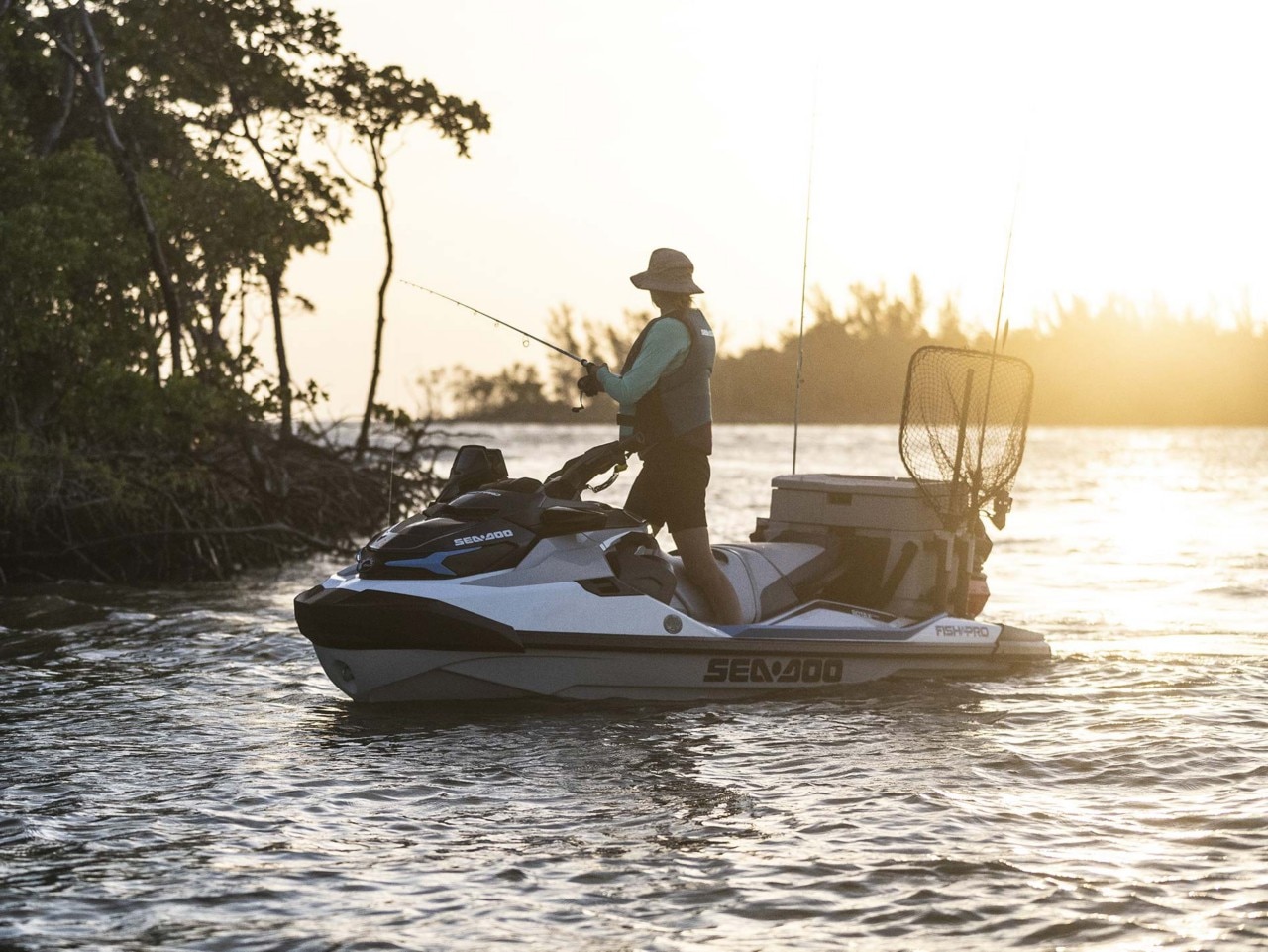 Burrë që peshkon me një Sea-Doo Fish Pro me IDF