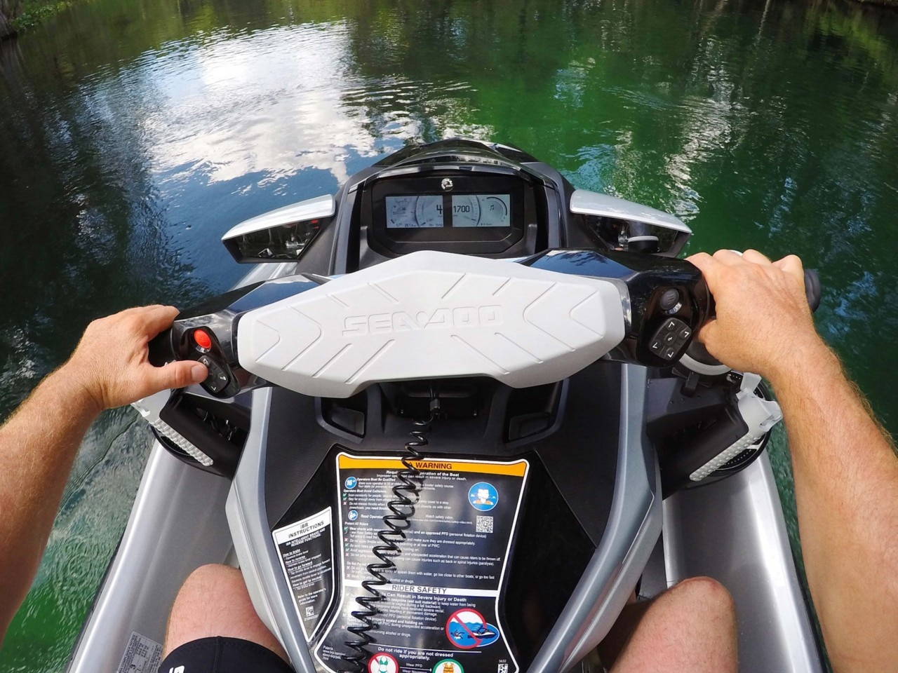 Burri duke përdorur ekran LCD në Sea-Doo të tij