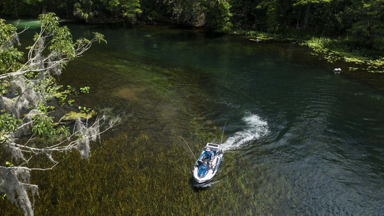 Gruaja duke hipur në një Sea-Doo Fish Pro në një lumë