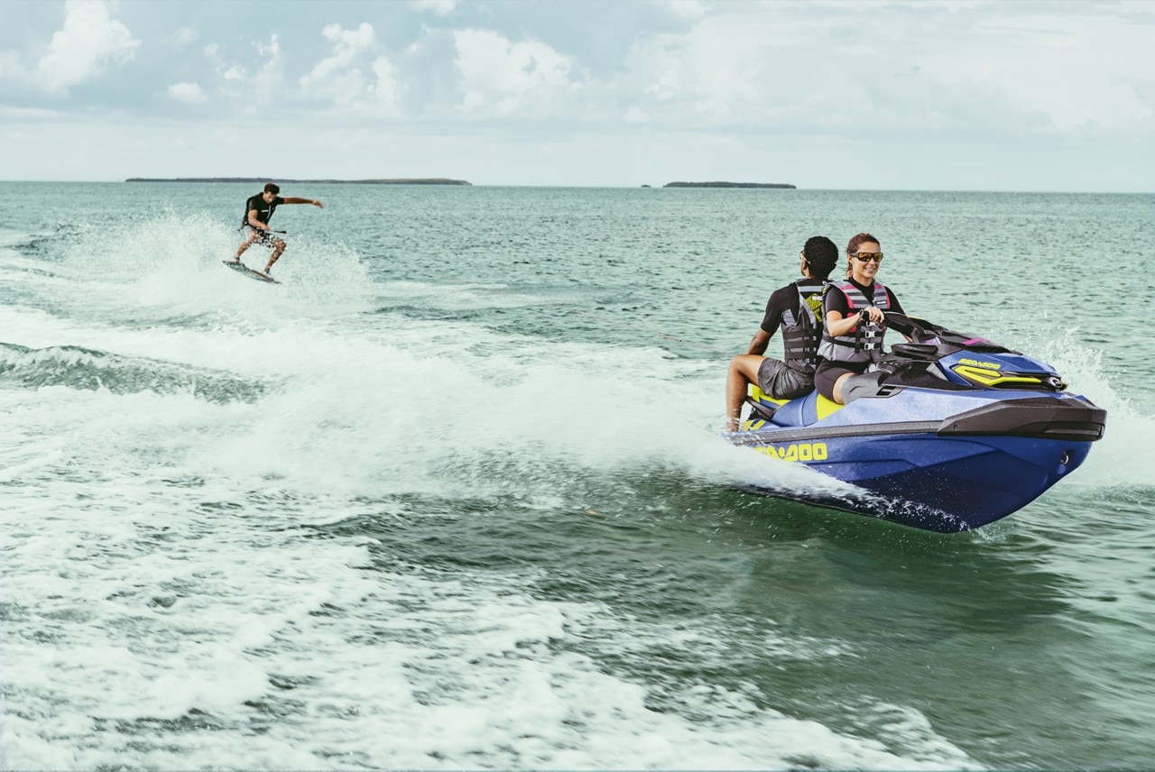 Çifti që tërheq një wakeboard me një Sea-Doo Wake