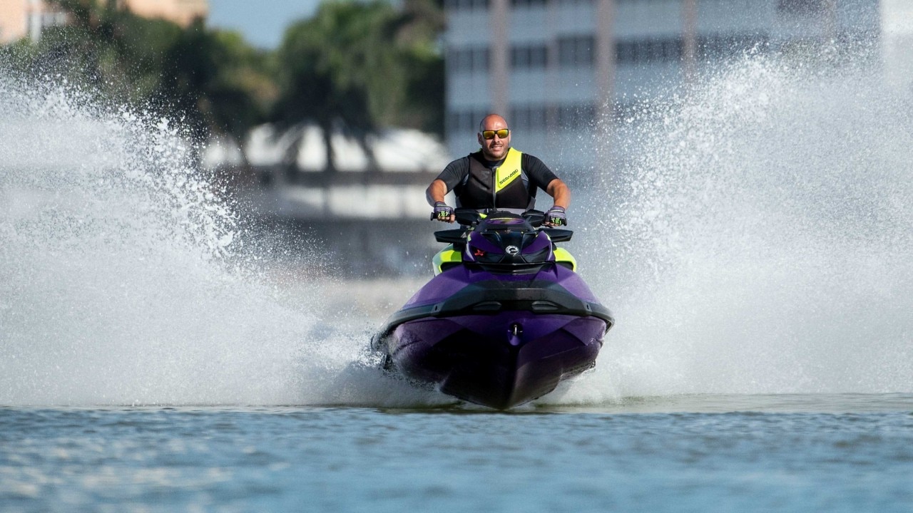 Burra që ngasin një Sea-Doo RXP-X