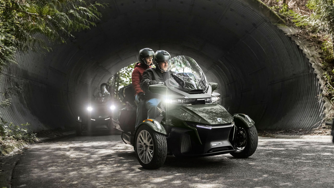 Vozač i suvozač na Can-Am Spyder RT iz 2023. ispred tunela