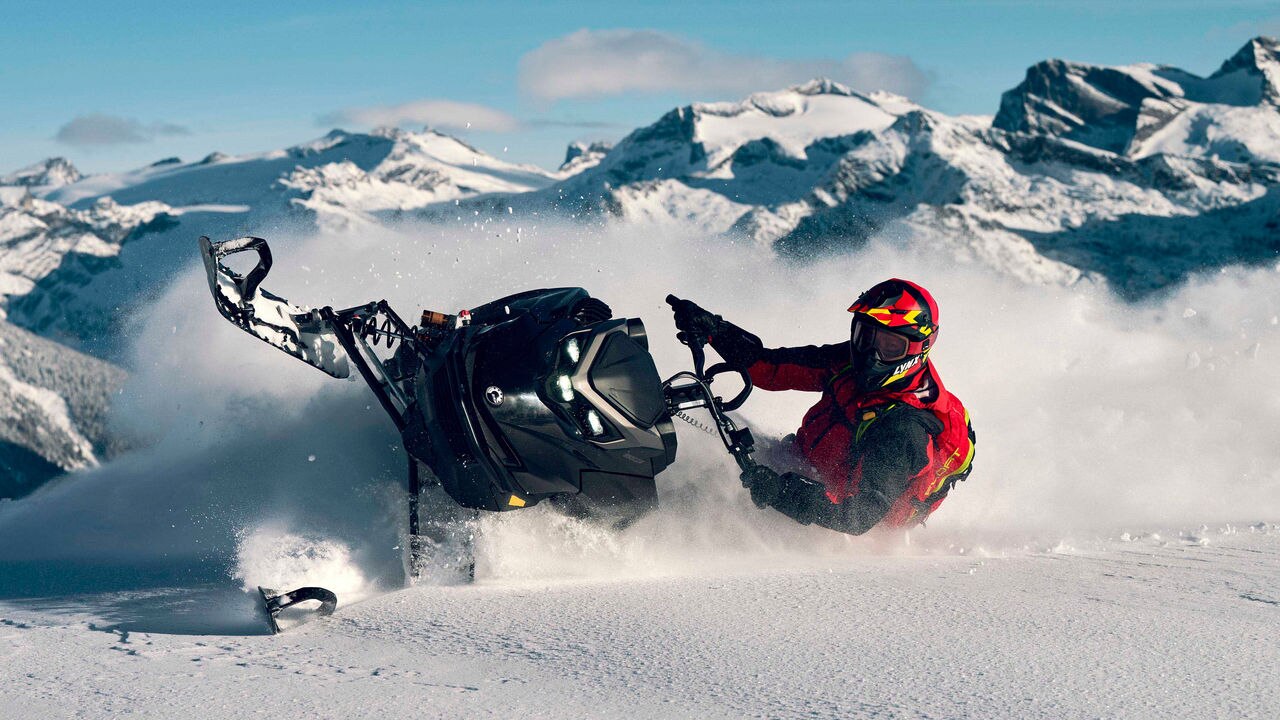 Lynx Shredder RE motorne sanjke u oštrom zavoju u dubokom snijegu