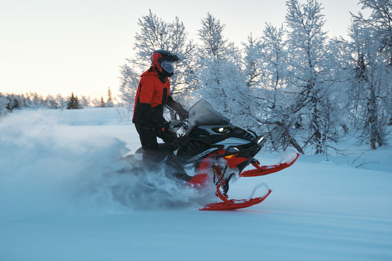 Vožnja motornih sanki Lynx Brutal iz 2027. po snežnom polju