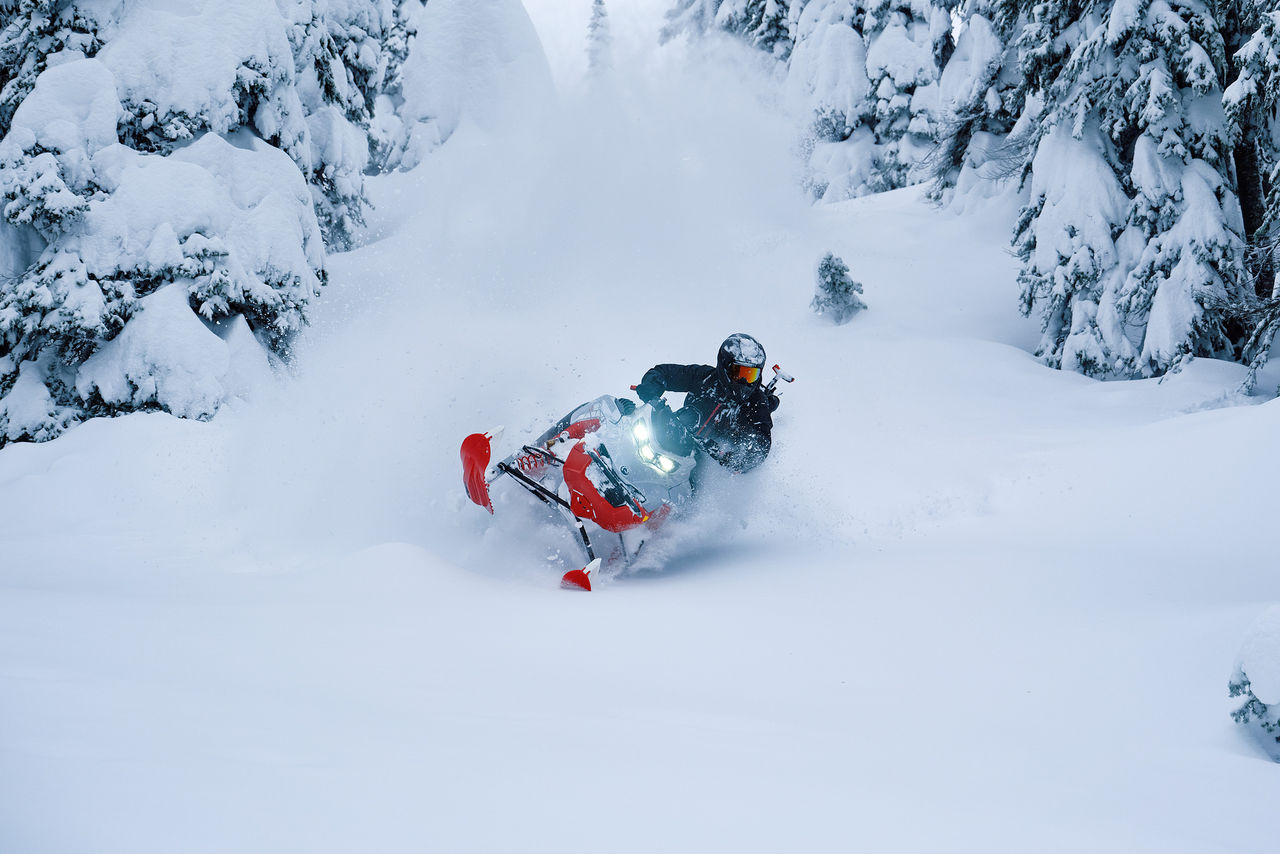 Motorne sanke Lynx Shredder iz 2027. godine voze se niz snežnu šumu