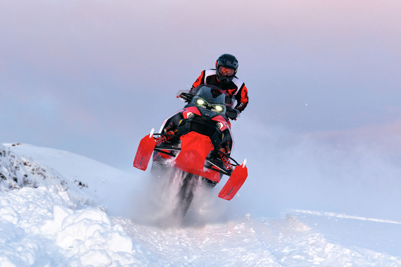 Vozač izvodi skokove na Lynx Rave RE iz 2026. godine