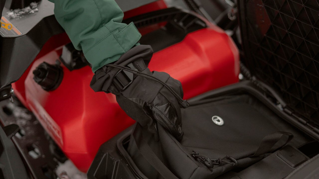 Vozač koji koristi LinK torbu za skladištenje na Ski-Doo ekspediciji