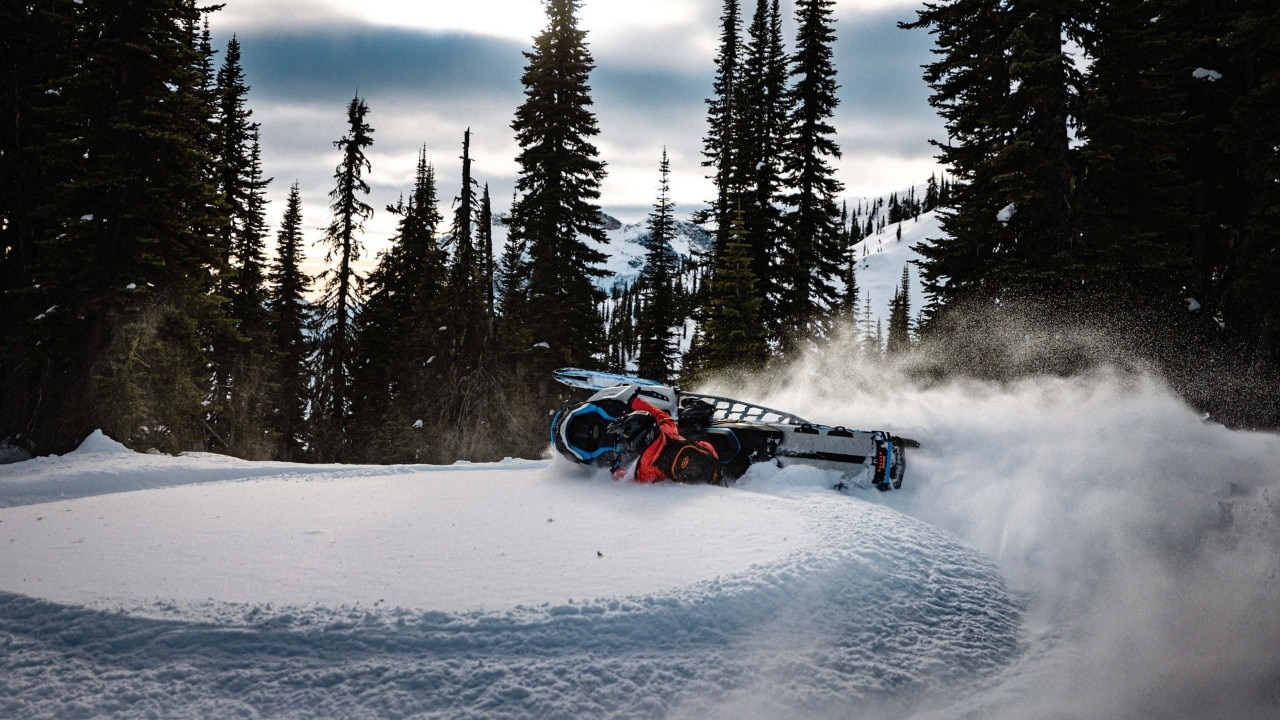 Ski-Doo Motorne Sanjke taking a turn in deep powder