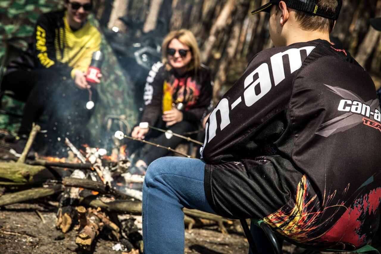 Ormanda Can-Am kıyafetleri giyen kullanıcılar