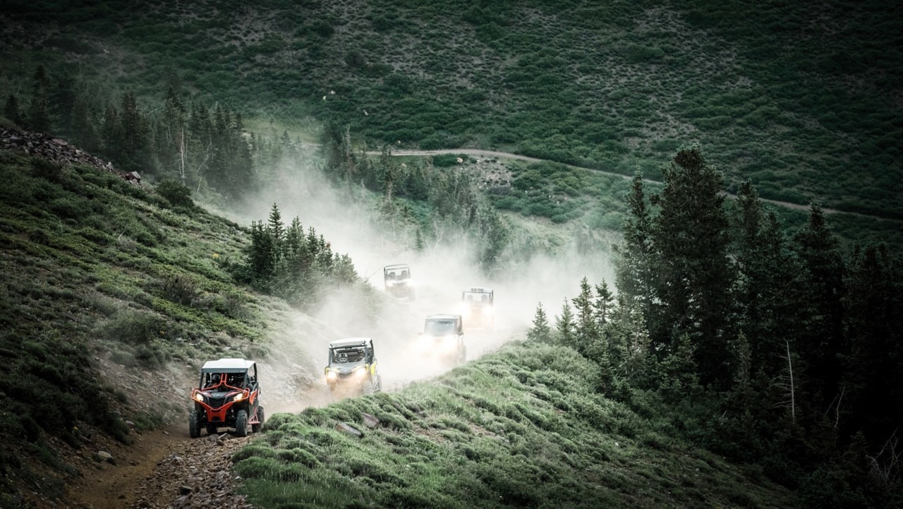 Orman alanda sırayla sürüş yapan Can-Am Off-road araçları.