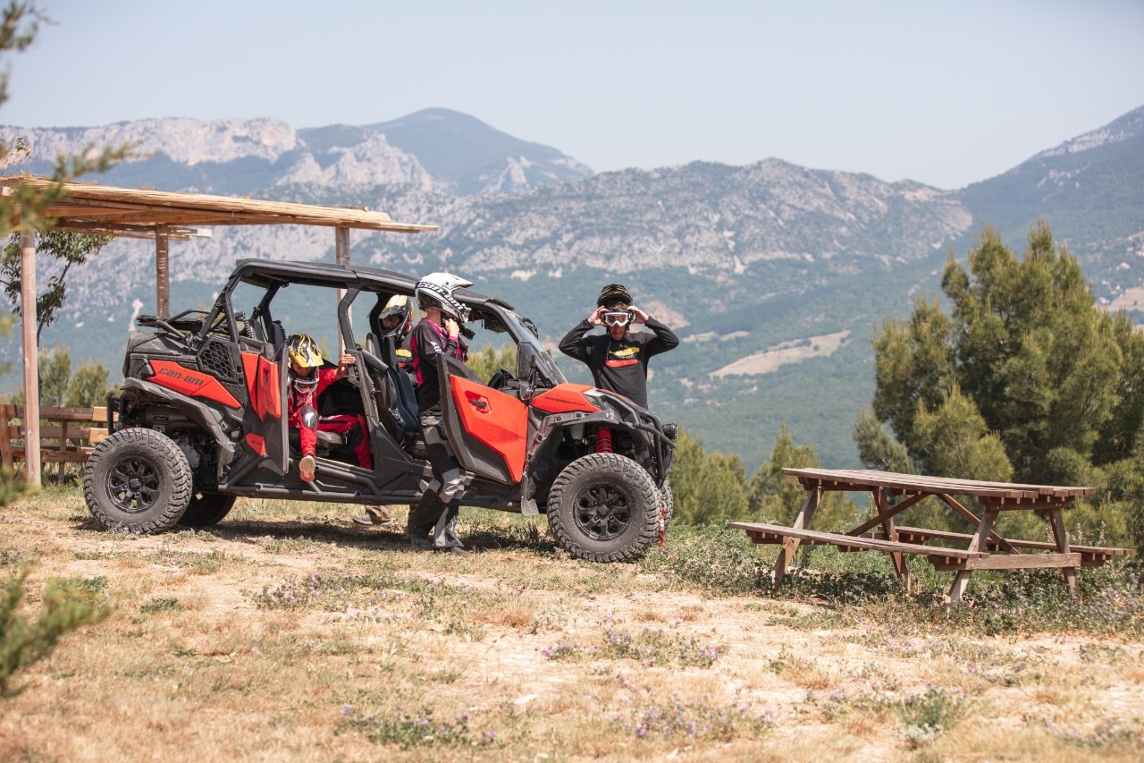 Can-Am Off-Road aracından inen aile.