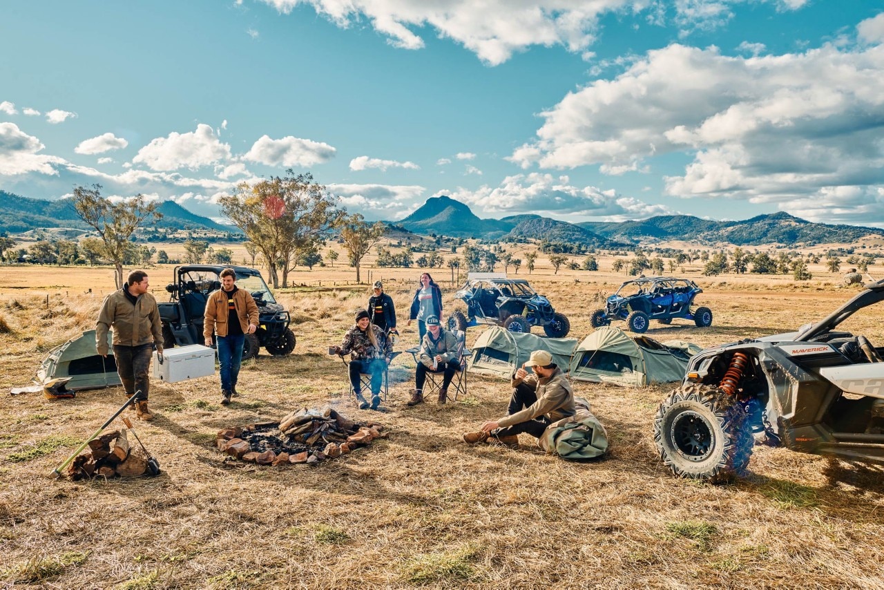 Can-Am Off-Road atv ve utv kullanıcıları kırsal alanda kamp yaparken.