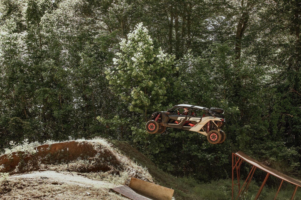 Can-Am Maverick X rs Turbo RR ormanda yol tutuşu görseli