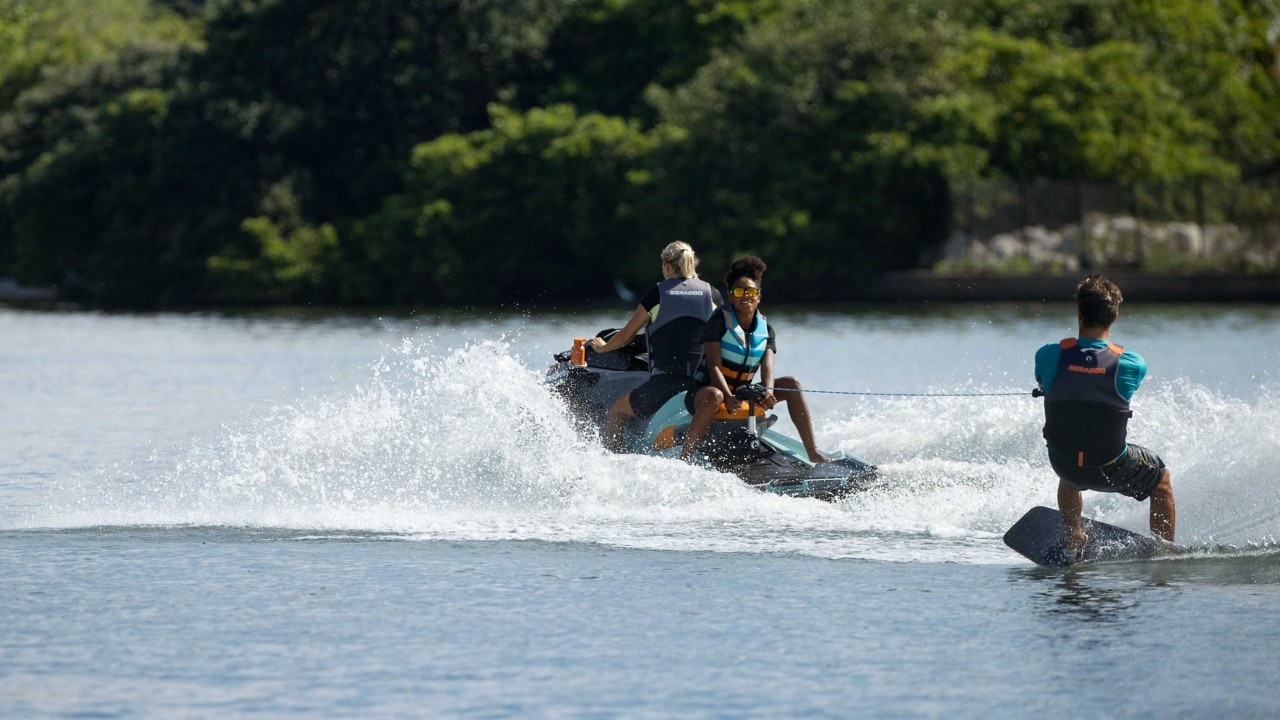 Sea-Doo Wake Pro'nun arkasında bir wakeboardcuyu çeken kadın