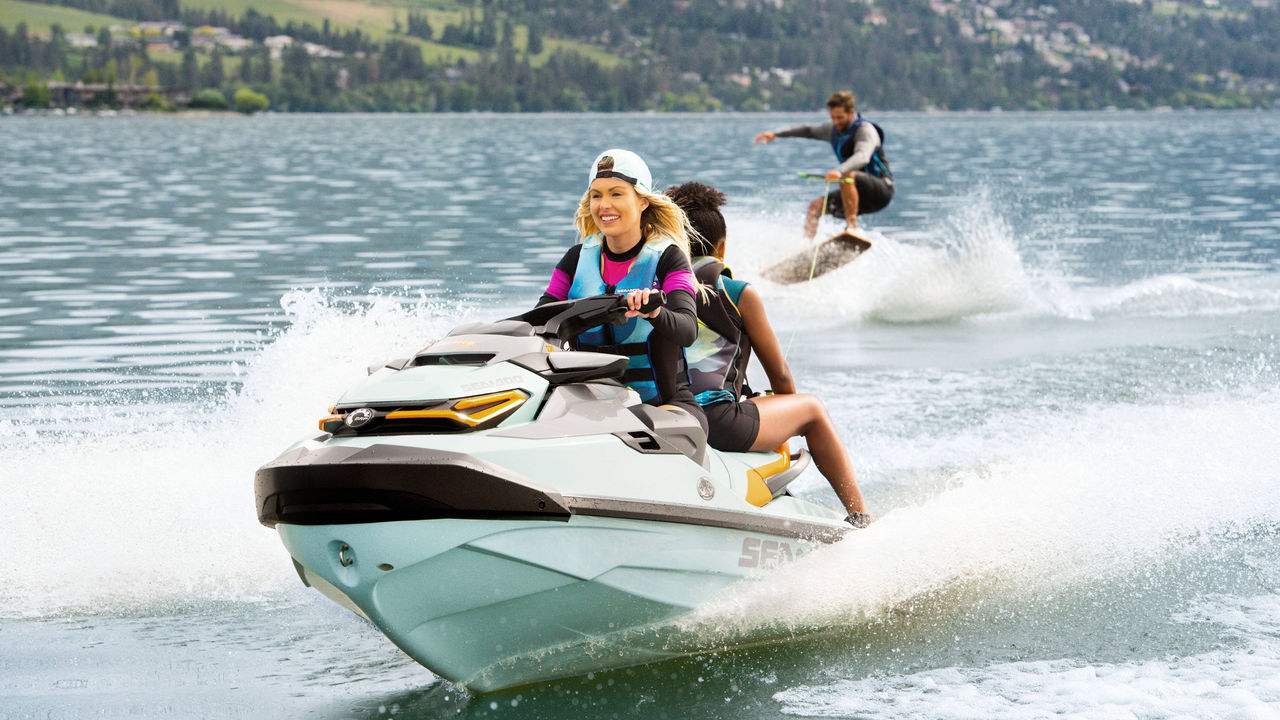 Sea-Doo Wake Pro ile Wake sürüşü yapan bir grup arkadaş