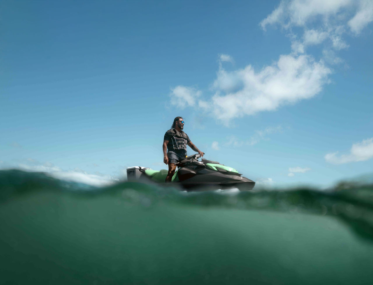 2026 Sea-Doo GTI SE su aracının üzerinde duran bir adam