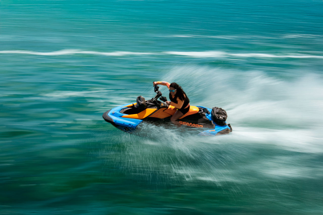 2026 Sea-Doo Spark deniz aracıyla suda hızla ilerleyen bir kadın