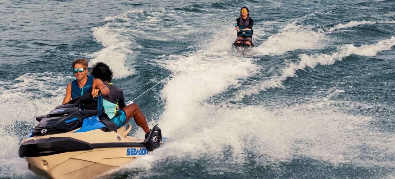 Üç arkadaş Sea-Doo Wake Pro'ya binerek eğleniyor