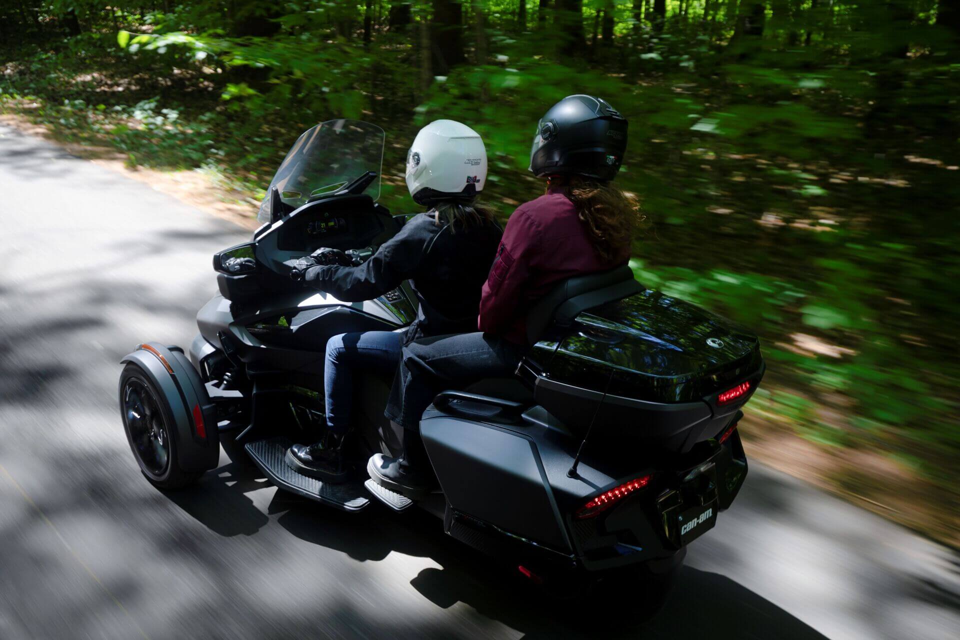 ABS i kontrola trakcji w motocyklu – jak działają i czy naprawdę pomagają?